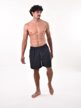 Short de baño azul oscuro con cintura elástica y bolsillos laterales.
