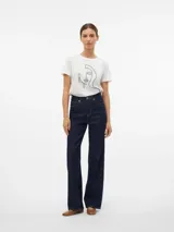Camiseta blanca de algodón con cuello redondo y mangas cortas. Presenta un bordado en el frente con el contorno de un rostro femenino.