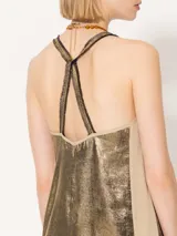 Vestido largo dorado metalizado con breteles finos y escote en V.