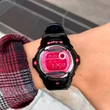 Reloj digital Casio Baby-G con correa de resina negra y esfera rosa con detalles en negro y rosa.