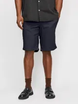 Short chino azul marino de lino y algodón, corte relajado, cintura media con elástico y cordón ajustable, bolsillos frontales y traseros.