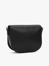 Cartera saddle negra de Tommy Hilfiger con correa de textil trenzado ajustable y extraíble, cierre de solapa magnético, bolsillo interior con cremallera e insignia del monograma TH en la parte delantera.