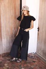Pantalón de jean wide leg de diseño bicolor en denim de algodón. Presenta una silueta holgada y de pierna ancha con contraste entre los tonos de gris claro y oscuro. Tiene pretina alta.