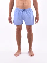 Short de baño celeste con cintura elástica y cordón ajustable.