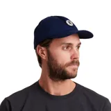 Gorra de béisbol azul marino con logo bordado en blanco.