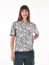 Remera estampada de mangas cortas y cuello redondo.