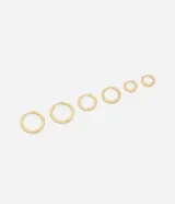 Set de cinco aros tipo argolla de metal dorado, con diámetros graduales.