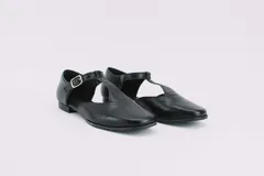 Zapato flat color ladrillo, con corte en forma de T y hebilla lateral.