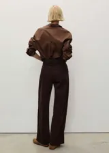 Pantalón de jean marrón oscuro, de corte ancho y tiro alto.