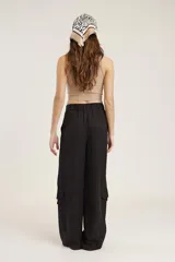 Remera musculosa negra de algodón.