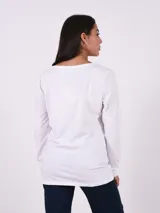 Remera blanca de manga larga con cuello redondo y estampado abstracto en tonos rosa y plateado en el frente.