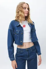 Top blanco de algodón sin mangas, corte cropped y estampado de frutilla con la inscripción "Berry cute".