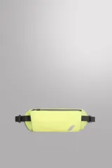 Riñonera deportiva color amarillo flúor, con cierre de cremallera termosellada, correa ajustable con hebilla de liberación rápida y tejido transpirable en la parte trasera.
