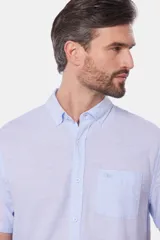 Camisa celeste de lino y algodón, de manga corta, con cuello abotonado y bolsillo en el pecho.