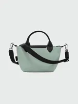 Bolso Longchamp modelo Le Pliage Energy XS, color verde militar, con doble asa corta de cuero negro y correa larga extraíble.