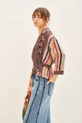 Kimono corto con mangas 3/4, estampado con flores y rayas verticales. Incluye forrería de viscosa estampada y lazo en la cintura.