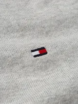 Sweater gris de algodón con cuello redondo y logo bordado en el pecho.