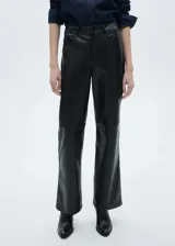 Pantalón de cuero negro de corte recto, tiro alto y cinco bolsillos.