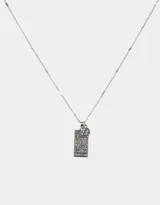 Cadena corta plateada con dije rectangular con el signo zodiacal Aries y un dije redondo pequeño.