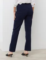 Pantalón de vestir color beige, marca Zac & Rachel, confeccionado en gabardina elastizada. Presenta pretina ancha con faja interna modeladora, largo de pierna con costura frontal pespunteada y trasera con bolsillos ojal simulados.