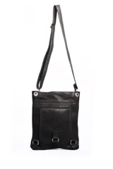 Morral de cuero liso negro, con correa ajustable larga para llevar al hombro o cruzado. Presenta un bolsillo frontal con solapa y cierre de hebilla decorativa.