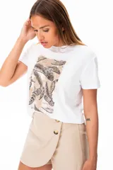 Remera blanca de mangas cortas con estampado de plumas en tonos beige y marrón.