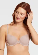 Soutien de lycra color piel, con aro y copa con forma, de la marca Montelle. Breteles fijos con largo regulable.