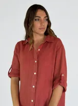 Camisa color ladrillo con cuello clásico, abotonada al frente y mangas 3/4 con detalle de tejido calado.