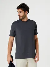 Camiseta marrón de corte recto y mangas cortas.
