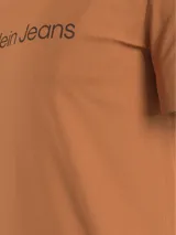 Remera color marrón con logo de Calvin Klein Jeans estampado en el pecho. Corte slim fit, cuello redondo y mangas cortas.