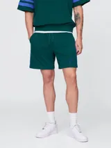 Short deportivo de hombre color azul marino, con cintura elástica con cordón ajustable, bolsillos laterales y logo Gap bordado en blanco en la pierna izquierda.