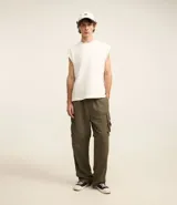 Pantalón paper touch color verde militar, con bolsillos laterales, cintura elástica y cordón de ajuste. Se convierte en bermuda gracias a un cierre a la altura de la rodilla.
