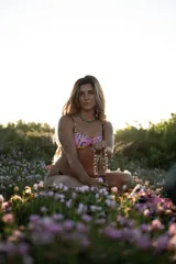 Conjunto de bikini estampado con motivos de hojas de palmera, compuesto por un corpiño triangular con tirantes finos y una bombacha tipo culotte con laterales regulables.