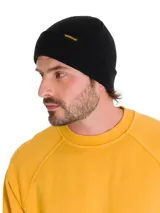 Gorro de lana amarillo con logo de la marca en el borde.