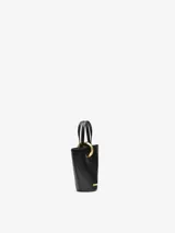 Bolso Jacquemus Le Petit tipo cubo, color negro, de cuero liso, con asa corta y cierre de anilla dorada. Incluye correa bandolera extraíble, bolsillo interior con cremallera y herrajes dorados.