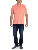 Chomba color salmón de piqué de algodón orgánico, con cuello clásico y tapeta de dos botones.
