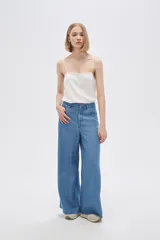 Pantalón de lyocell azul con bolsillos, corte holgado y de calce alto.