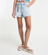 Short de jeans celeste con trabillas en la cintura, cinta de colores en las trabillas, cierre con botón y cremallera, bolsillos, desgastes y bajo deshilachado.