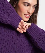 Suéter color violeta en tejido de punto con textura de punto onda, cuello redondo y mangas largas abullonadas.