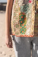 Chaleco bordado a mano con flores y mostacillas al estilo hindú, de corte amplio.