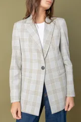 Blazer gris claro con estampado a cuadros en tonos beige, con solapas de muesca, cierre frontal con un botón y corte recto.