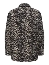 Camisa de Only con estampado de leopardo, corte recto, cuello clásico, cierre frontal con botones, mangas largas y puños abotonados.
