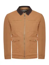 Chaqueta color marrón claro con cuello marrón de pana, cierre frontal con cremallera y broches, dos bolsillos superiores con broches y dos bolsillos inferiores con solapa y broches.