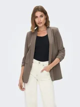 Blazer color marrón topo, de corte recto y largo a la cadera, con solapas y mangas 3/4.
