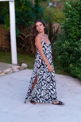 Vestido largo de jersey rib con estampado abstracto en blanco y negro, breteles finos y tajo lateral.