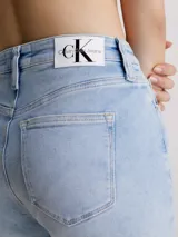 Pantalones de jean celeste de tiro alto y corte skinny.