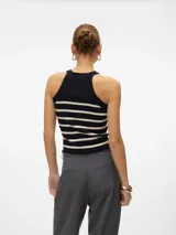 Top tejido sin mangas con cuello redondo, a rayas horizontales blancas y negras. Confeccionado en punto plano con mezcla de viscosa Livaeco, poliéster reciclado y nailon. Diseño de calce regular y textura suave.