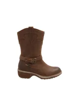 Bota corta de cuero color marrón con bordados texanos, hebilla lateral y taco de 5 cm.