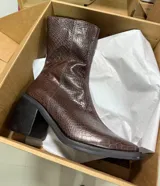 Bota de cuero de diseño en relieve color marrón con tacón.