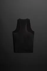 Musculosa deportiva negra de tejido ligero y elástico con zonas perforadas para mayor transpirabilidad, cuello redondo amplio, sisa con acabados termofijados, bajo con aberturas laterales y logo estampado reflectante en la espalda. Zara Athleticz.